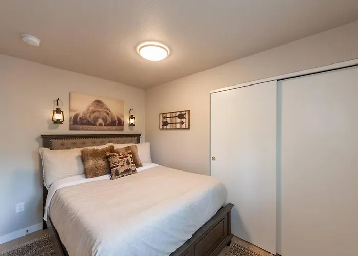 Comfortable Duplex Unit - Beautiful Lake Views