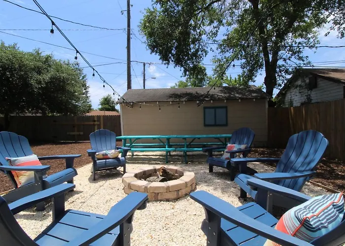 Beachy Bungalow For Family Fun! Walk To Beach!
