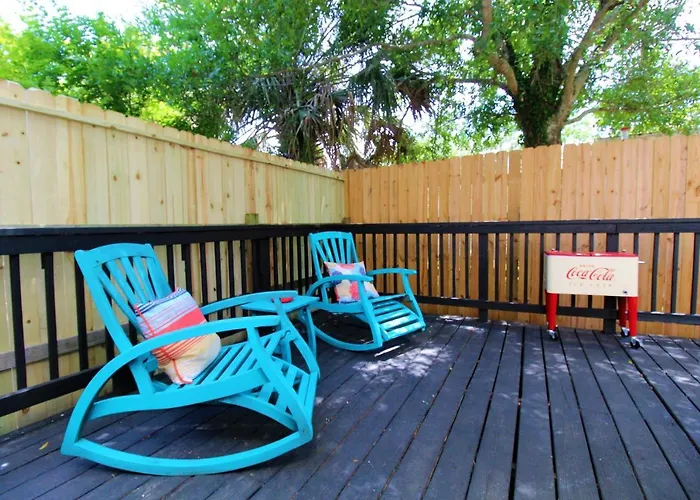 Beachy Bungalow For Family Fun! Walk To Beach!