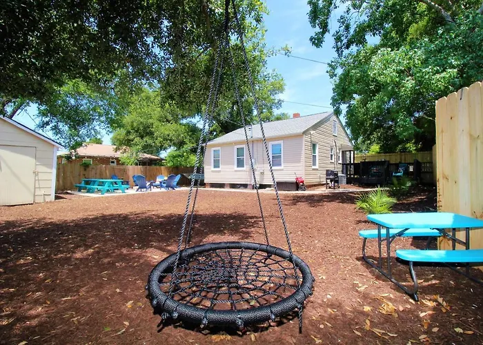 Beachy Bungalow For Family Fun! Walk To Beach!