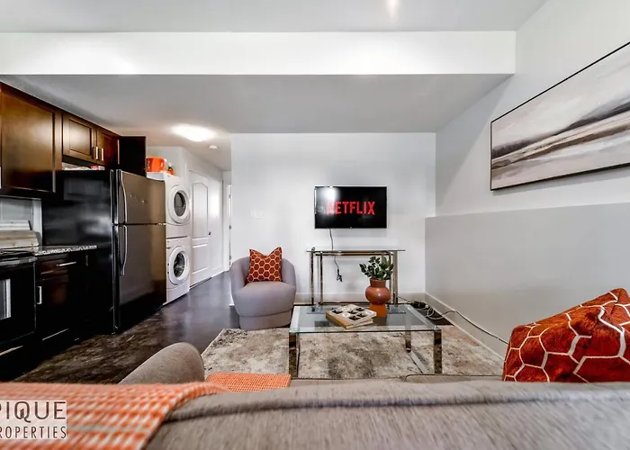 Stunning Modern Suite - King Bed - Free Parking & Netflix - Fast Wi-Fi - Long Stays Welcome