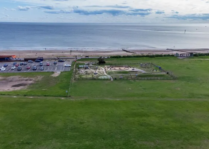 Seafront Apartment Private Garden & Free Parking