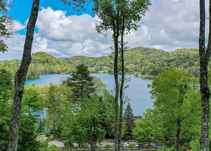 Incredible Lake Glenville Views: Cashiers Home