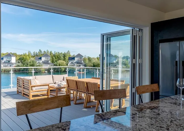 Gorgeous 4 Bedroom Cotswolds Home With Lake View