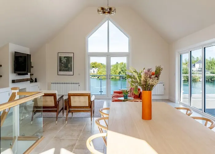 Gorgeous 4 Bedroom Cotswolds Home With Lake View