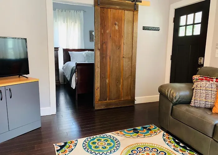 The Cottage! Chic Bungalow Near Old Town Square!