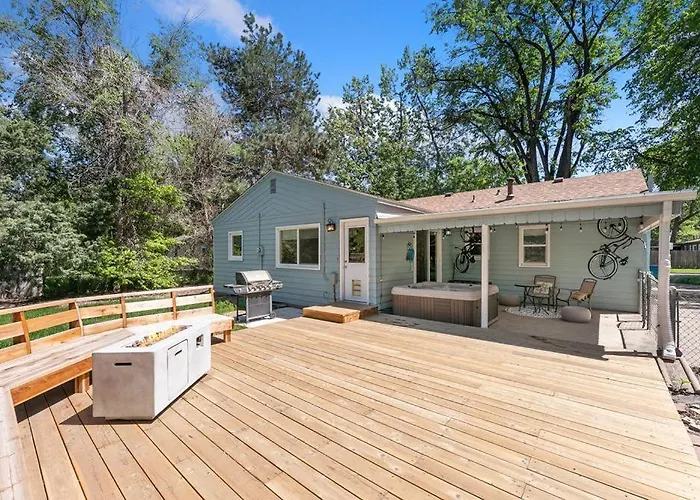 Fun, Family-Friendly Old Town Home With Hot Tub!