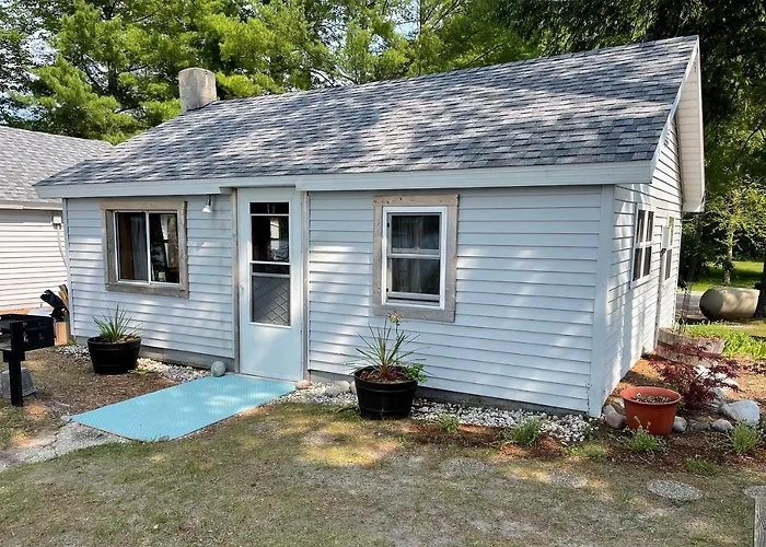 Cozy Interlochen Cabin W/ Dock: 1 Mi To Bass Lake