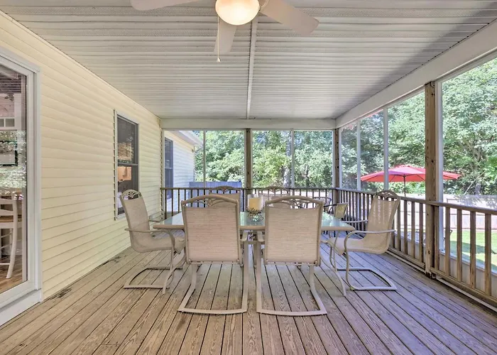 < 1 Mi To Beach: Luxury North Fork Retreat W/ Deck