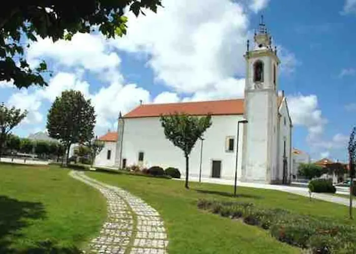 Moradia Alegre No Centro Da Vila Da Tocha.