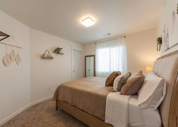 Modern Decor & Style King Bed Wifi With Garage