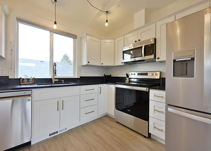 Modern Upstairs Loft - Newly Renovated!