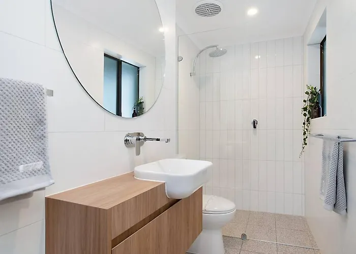 Modern Central China Town Home - Free Carpark