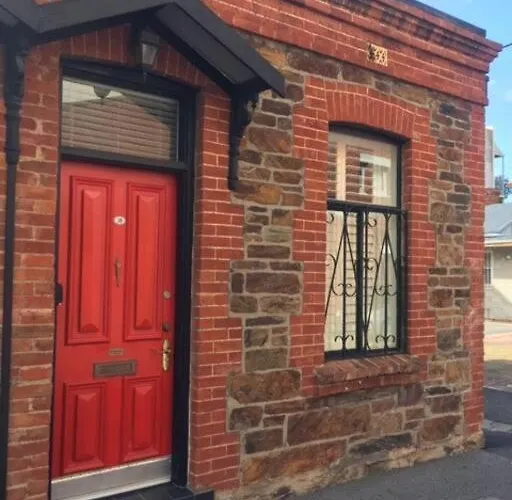 Modern Central China Town Home - Free Carpark