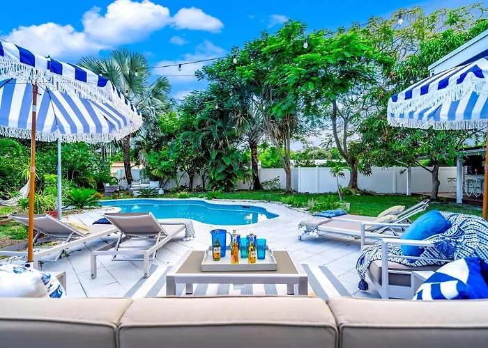 Pool And Beach Relaxing Close To Everything