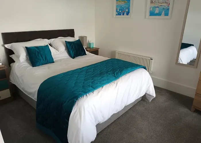 Contemporary One Bed Studio. Sea Views And Parking