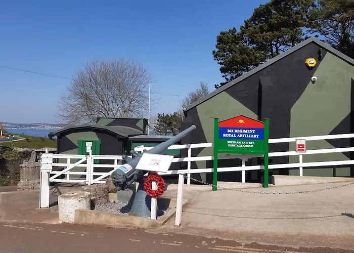The Getaway - Modern 2 Bedroom Brixham Bungalow With Sea Peeps