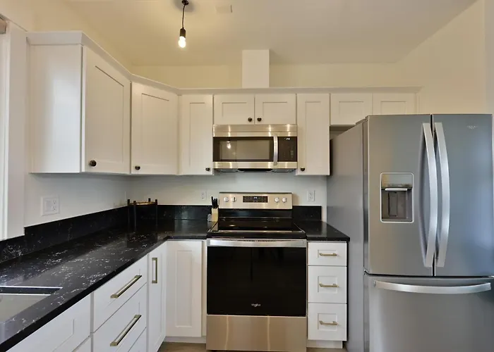 Modern Upstairs Loft - Newly Renovated!