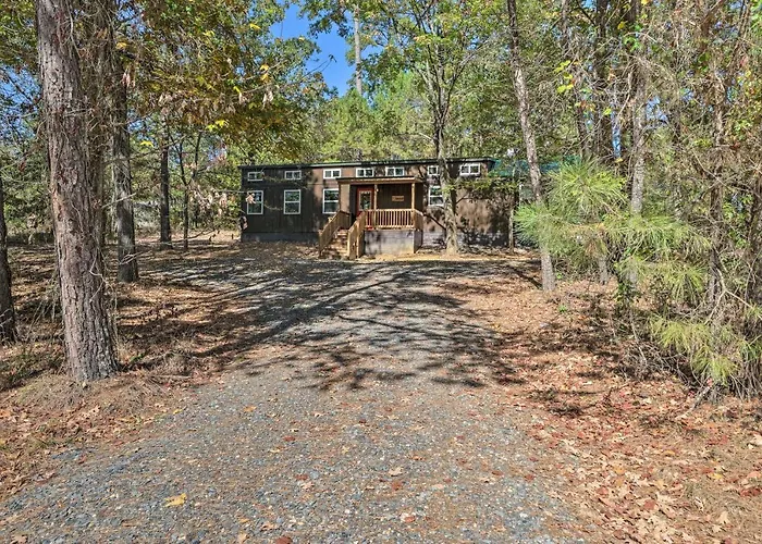 Hot Tub Relaxation! Dreamy Cabin Near Beavers Bend