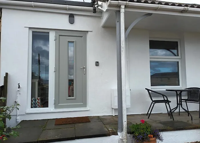 Contemporary One Bed Studio. Sea Views And Parking