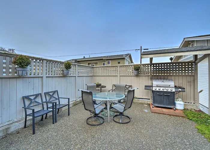 Cottage W/ Gas Fireplace ~ 1 Mi To Hidalgo Bay!