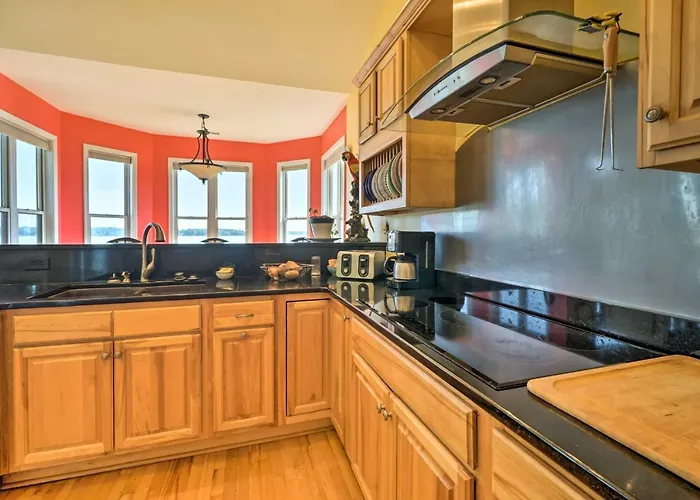 Charming Waterfront Home: Fish, Boat + More!