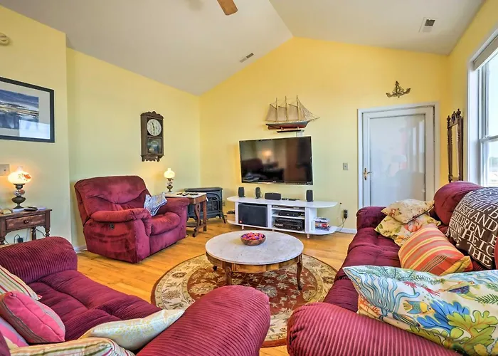 Charming Waterfront Home: Fish, Boat + More!