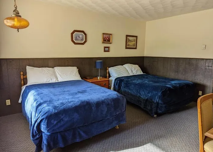 Crossroads Motel & Cabins