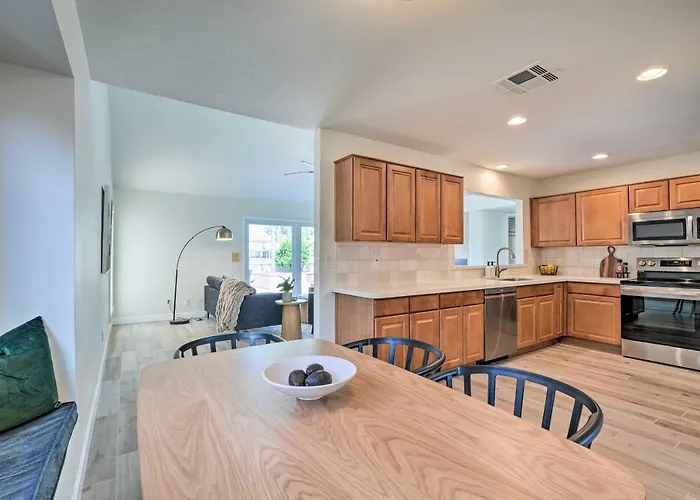 Ideal For Snowbirds! Poolside Getaway In Glendale