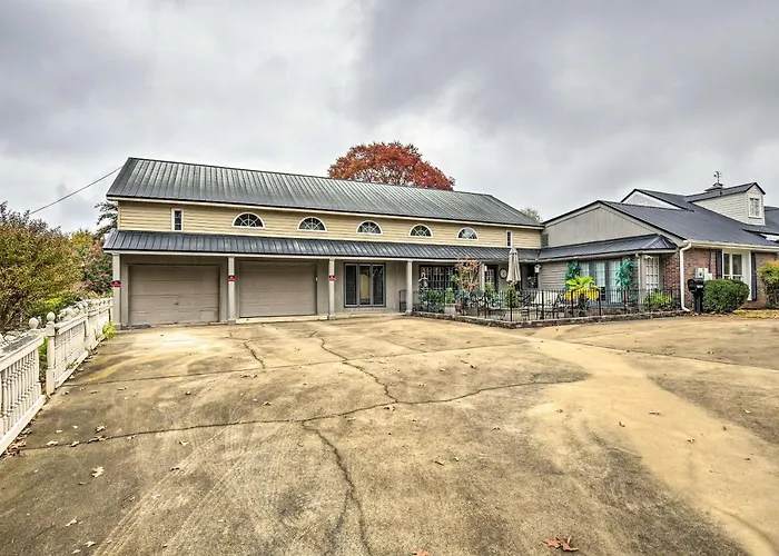 Greenville Apt W/ Patio: Work, Play & Unwind!