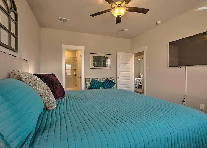 College Station Townhome W/ Furnished Patio!