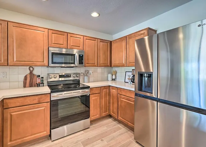 Ideal For Snowbirds! Poolside Getaway In Glendale