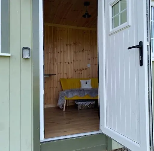Beautiful 1 Bed Shepherd Hut In Warwickshire