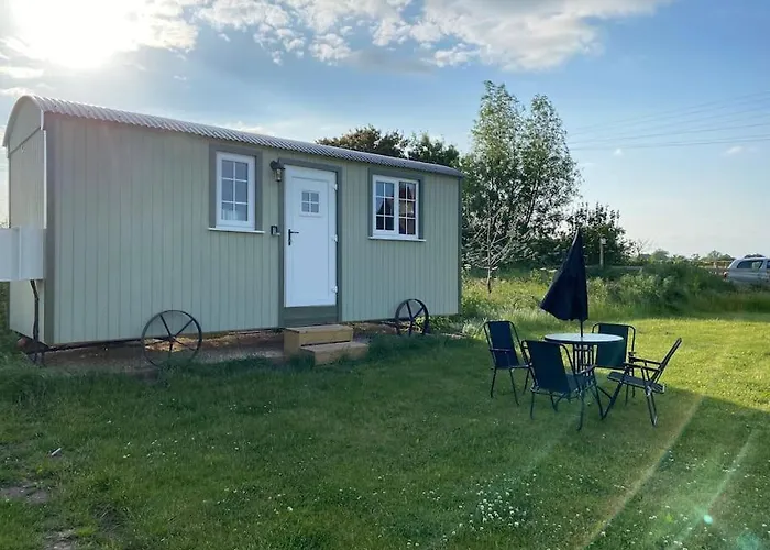 Beautiful 1 Bed Shepherd Hut In Warwickshire