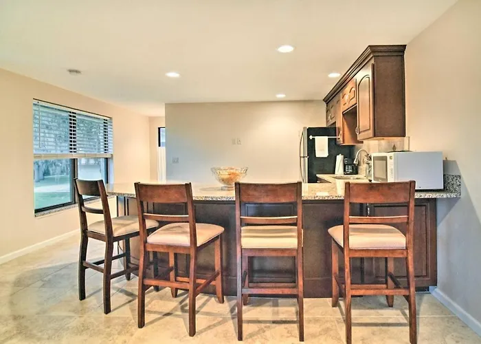 On-Site Pond: Sleek Largo Studio < 7 Mi To Beach!