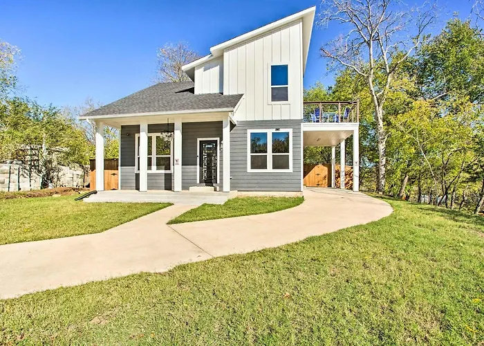 Denison Home W/ Balcony: Walk To Downtown!