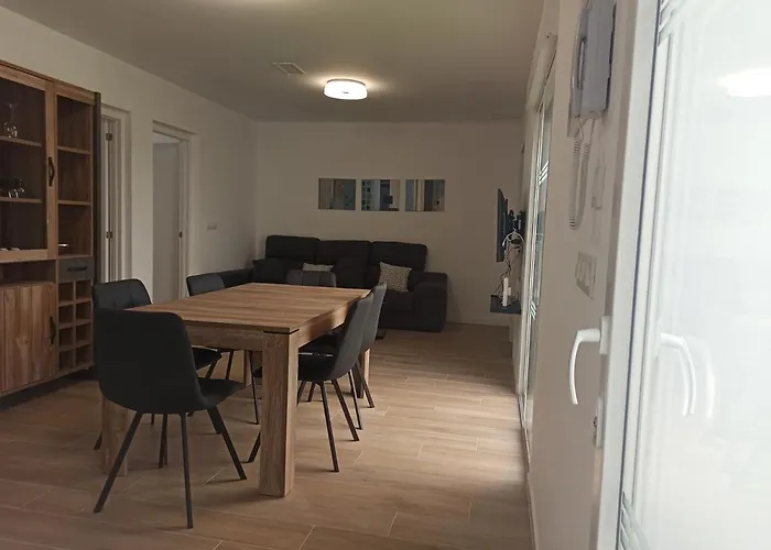 Casa Cerca De La Playa Con Patio Y Garaje Privado