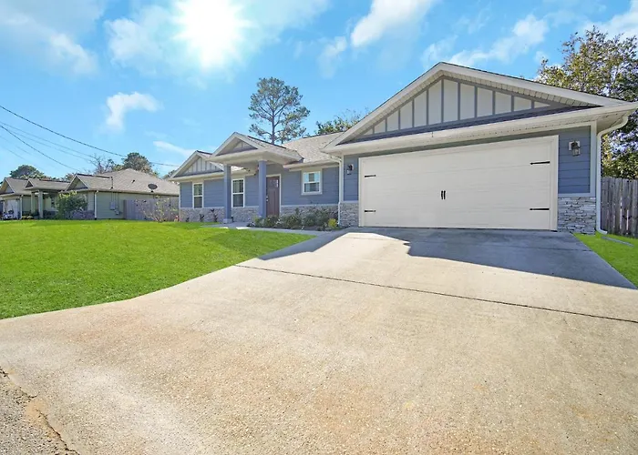 Nice 4-Bedroom Home 15 Mins From The Beach
