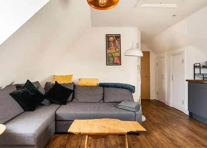 Top Floor Flat On Harbour Street With Sea Views