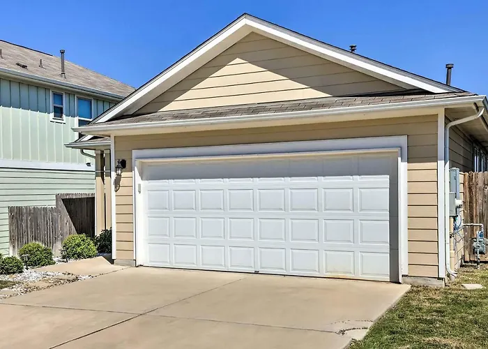 Family Home W/ Fenced Yard In Austin Suburbs!