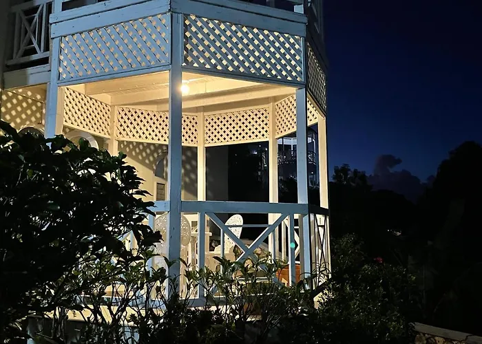 Hummingbird Retreat - Luxury Oceanview Apt, 7-Minute Walk To Beach