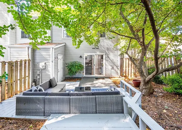 Cozy End Unit Townhouse 1 Mile From Downtown Cary