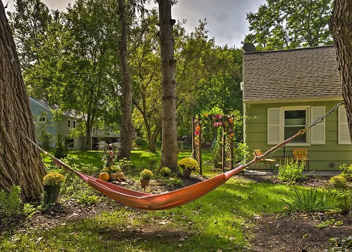 Pittsford 'Trolley Home' - Near Erie Canal!