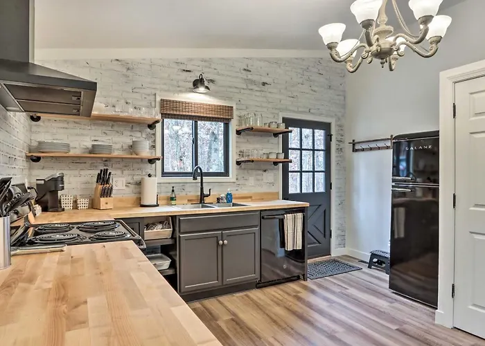 Pet & Family Friendly Cottage Near The Lake!
