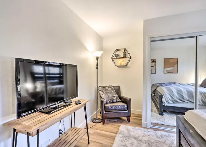 Pet & Family Friendly Cottage Near The Lake!