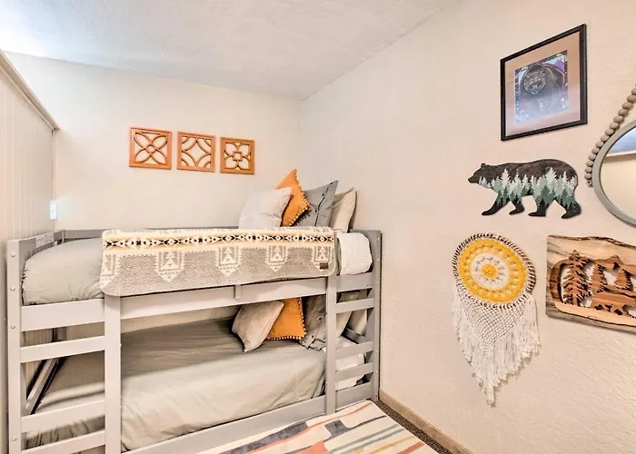 Near Hiking & Main St! Mtn-View Red River Retreat