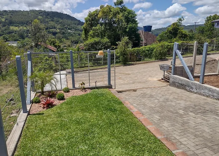 Grey House, próximo a Gramado e ao Templo Budista