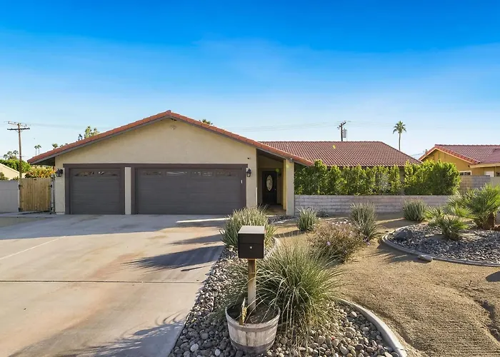 Cheerful Villa With Pool, Spa, & Private Pickleball Court!