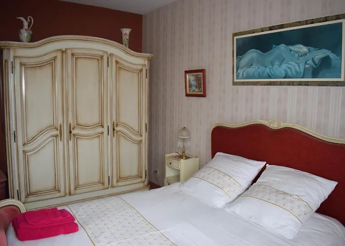 Chez Vivi: Tranquil 3-Star Home with Terrace and Free Wi-Fi
