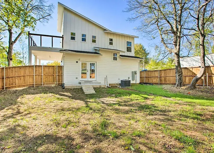 Denison Home W/ Balcony: Walk To Downtown!